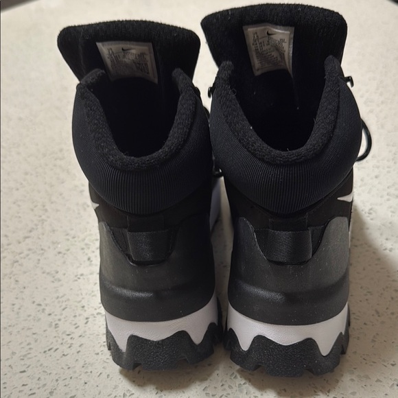 Nike Black Sneakers Sleek Design - Picture 3 of 9